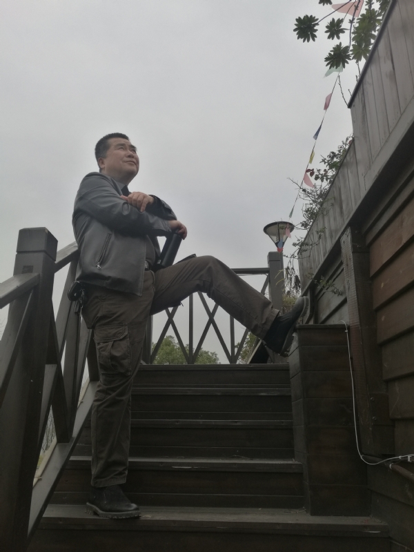 孤单背影的第一张照片--华安相亲网
