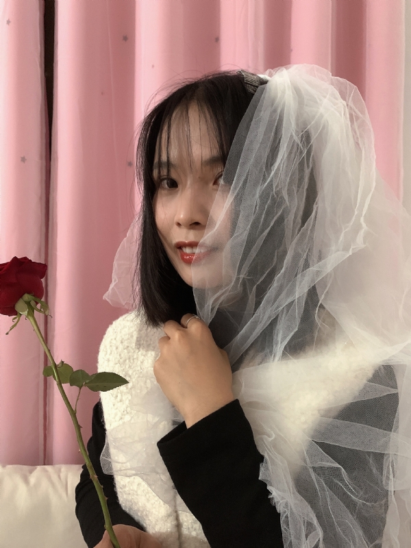 持紫菜包饭的女孩的第一张照片--华安相亲网